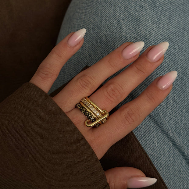 Siyah ve Beyaz Zirkon Taşlı 4'lü Sıralı Kilit Model Gold Yüzük