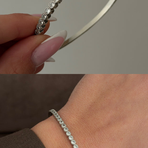 Gümüş Renk Tek Sıra Işıltılı Taşlı Kelepçe Bilezik