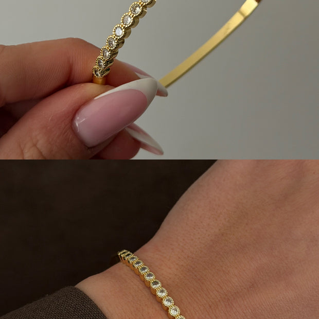 Minimalist Tek Sıra Bezel Taşlı Gold Kelepçe Bilezik