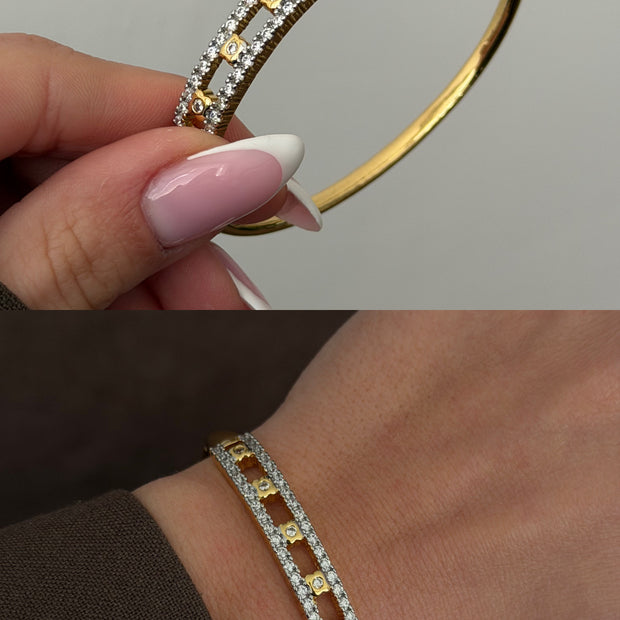 Yonca Figürlü Delikli Tasarım Zirkon Taşlı Gold Kelepçe