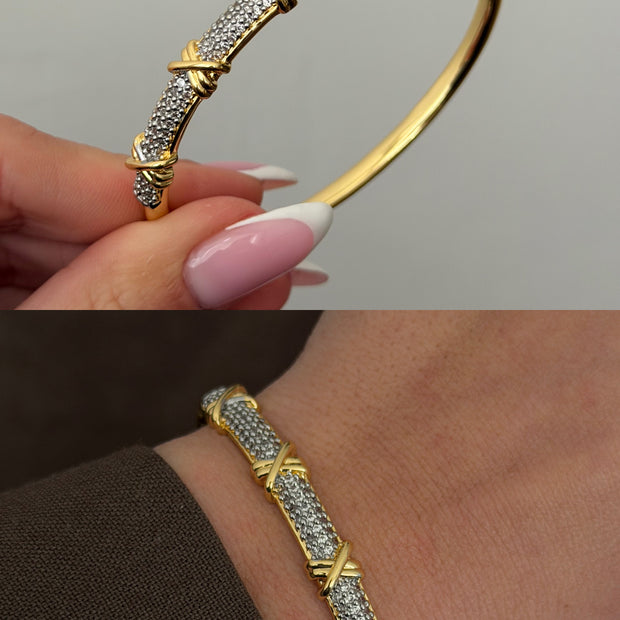 İkonik Çapraz Motifli Taş İşlemeli Gold Kelepçe Bilezik