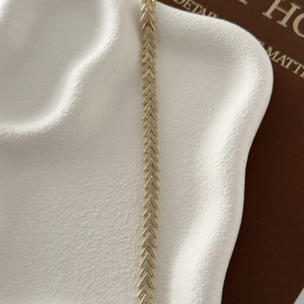 Chevron V Model Sıra Taşlı Işıltılı Tasarım Bileklik