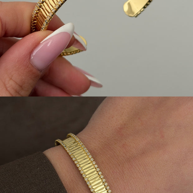 Işıltılı Taşlı Kenar Detaylı Plise Desenli Gold Kelepçe Bilezik