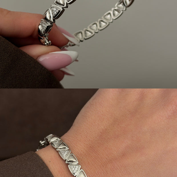 Gümüş Renk Üçgen Geçişli Zirkon Taşlı Kelepçe Bileklik