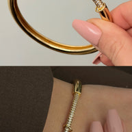 Yarım Sıra Su Yolu Taşlı Minimal Gold Kelepçe Bileklik