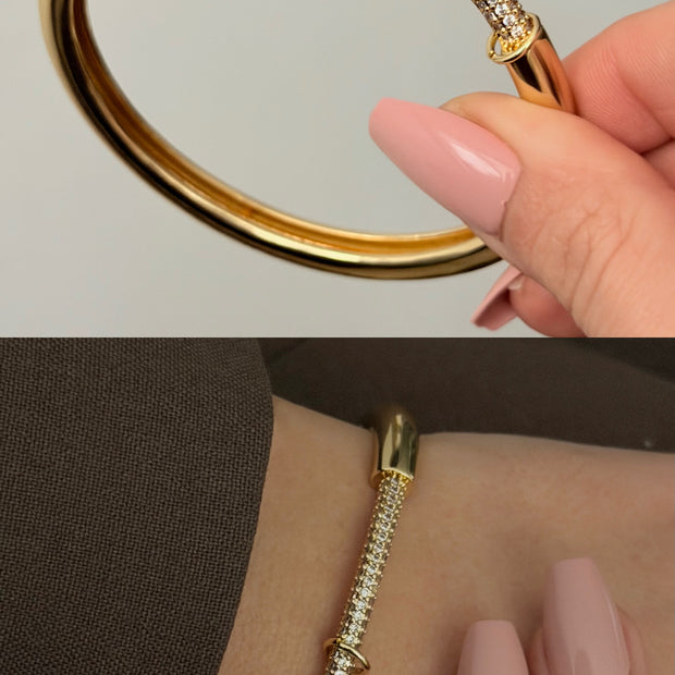 Yarım Sıra Su Yolu Taşlı Minimal Gold Kelepçe Bileklik