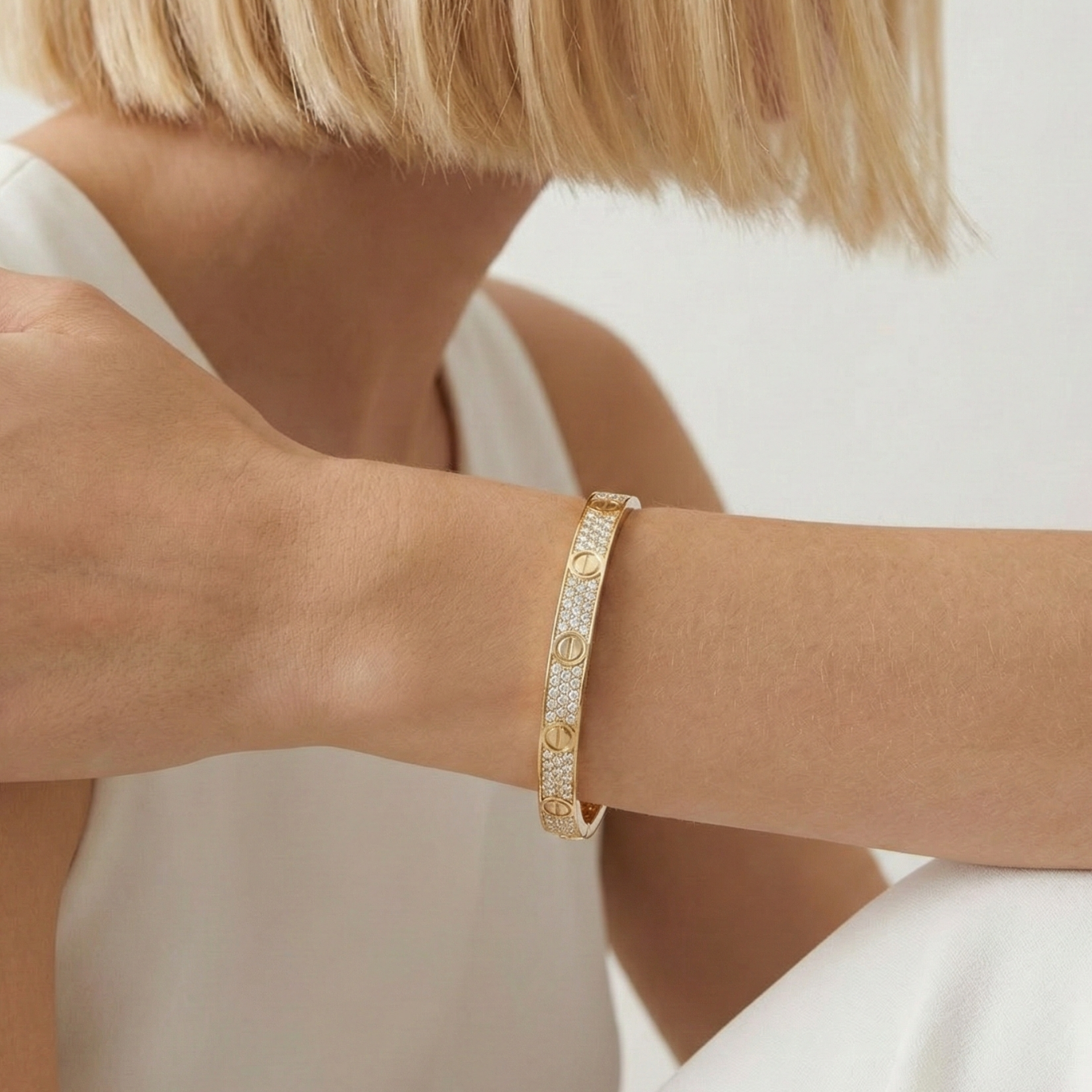 Işıltılı Taşlı İkonik Vidalı Tasarım Gold Kelepçe