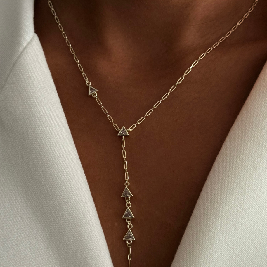 Tasarım Model Taşlı Üçgen Figürlü Sallantılı Gold Kolye