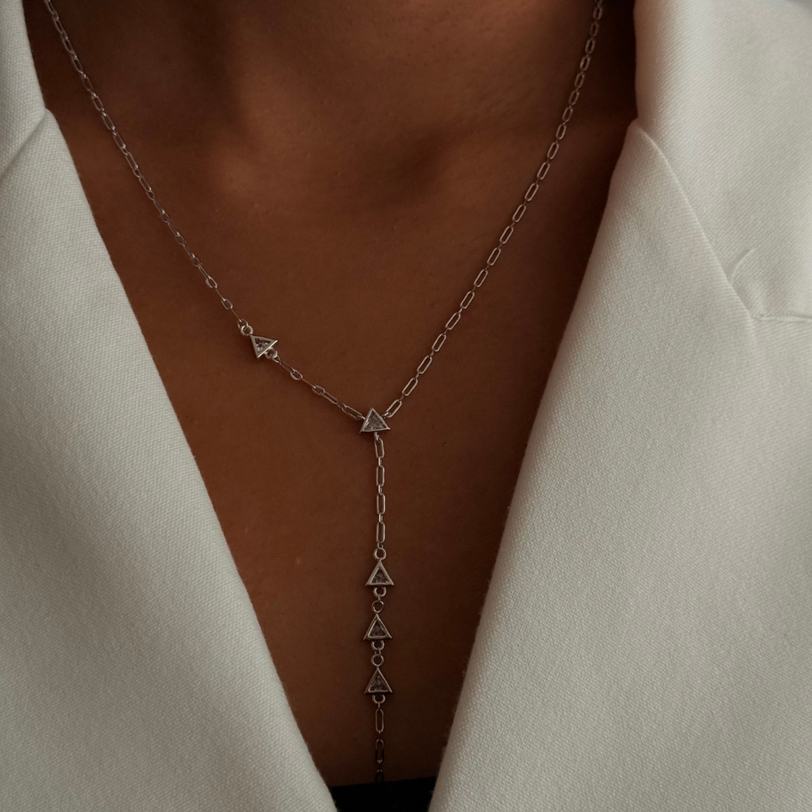 Tasarım Model Taşlı Üçgen Figürlü Sallantılı Silver Kolye