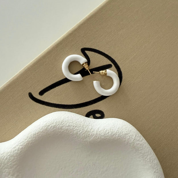 Minimal Beyaz Mine Kaplama Küçük Halka Günlük Küpe