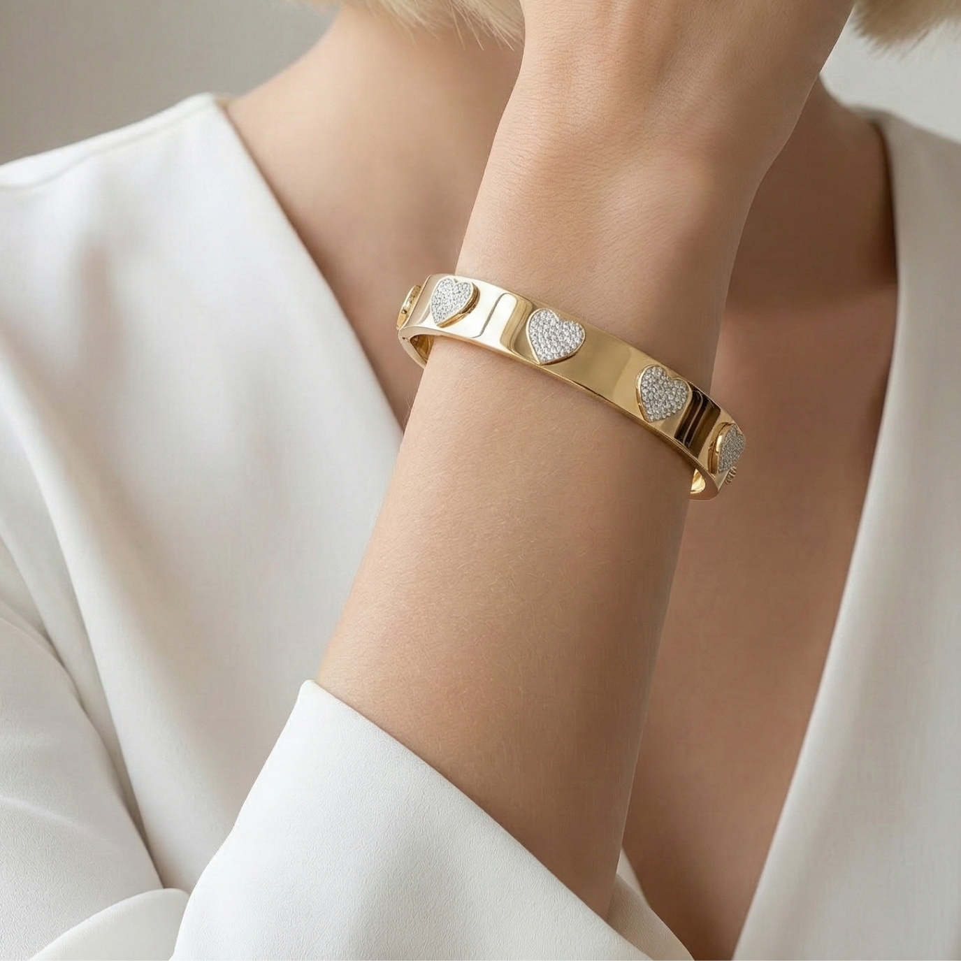 14K Altın Kaplama Zirkon Taşlı Kalpli Model Kelepçe Bileklik