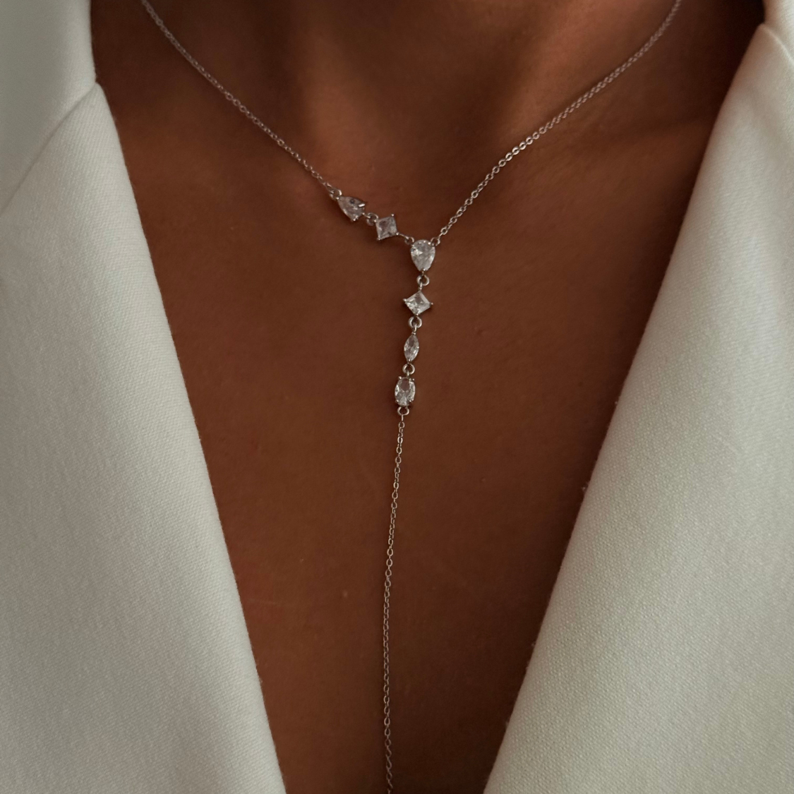 Asimetrik Baget ve Markiz Taşlı Sallantılı Y Kolye Işıltılı ve Modern Tasarım Silver