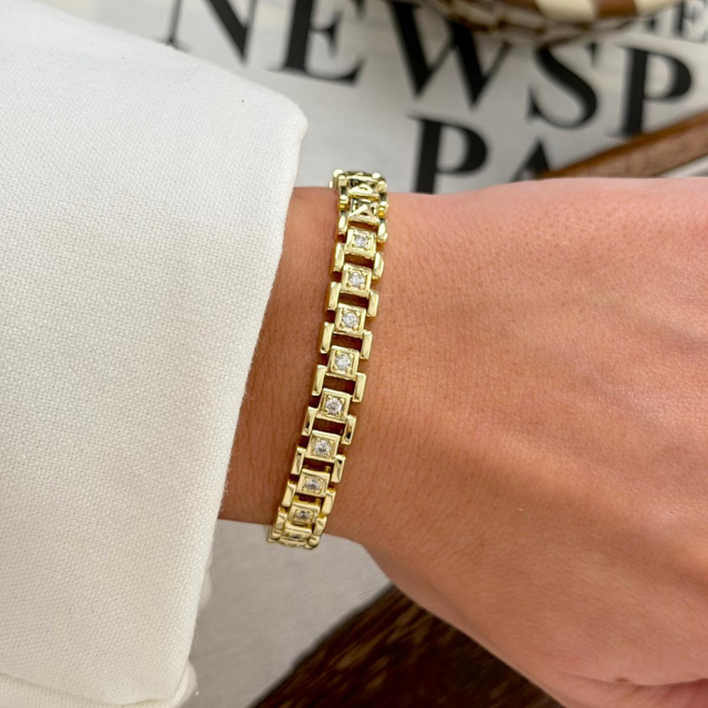 Vintage Stil Kalın Saat Kordonu Tasarımlı Kare Taşlı Altın Renk Bileklik