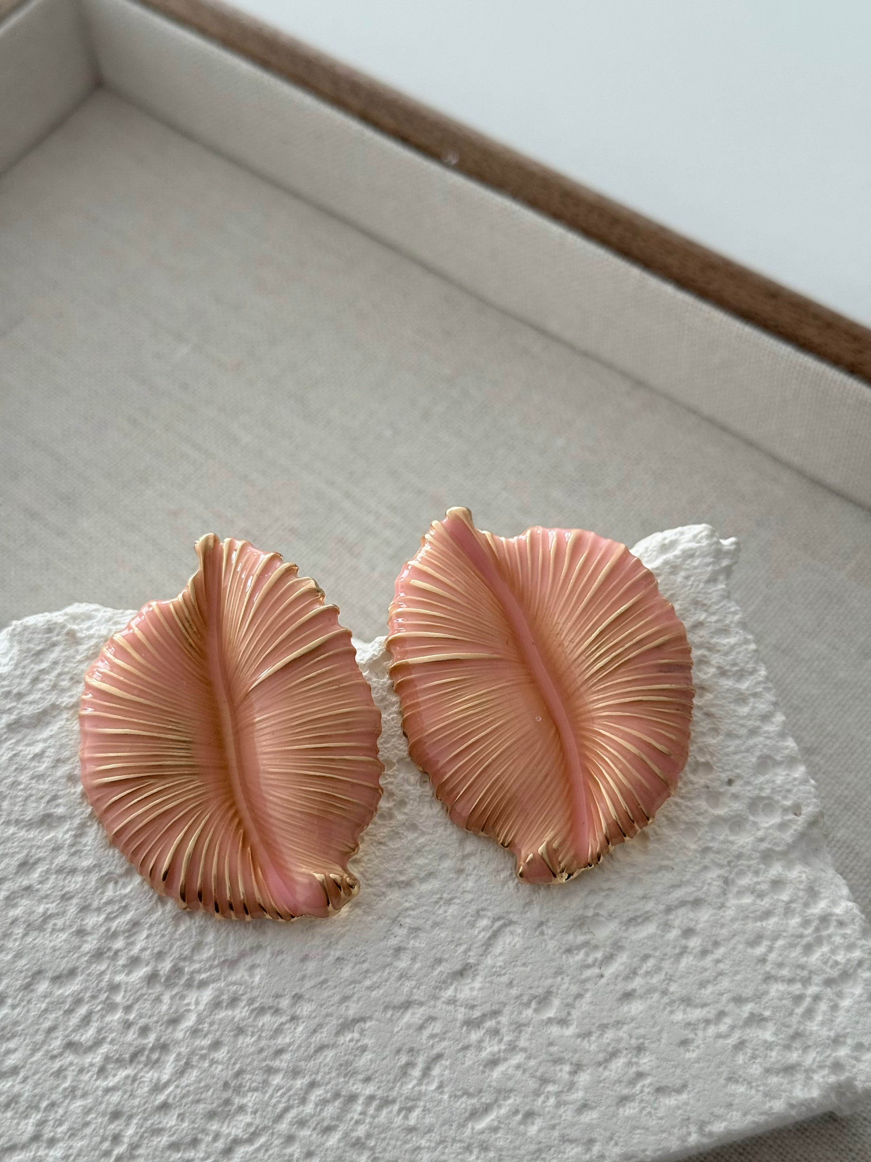 Somon Pembe Yaprak Motifli Vintage Küpe