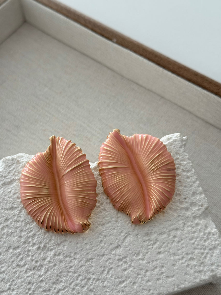 Somon Pembe Yaprak Motifli Vintage Küpe