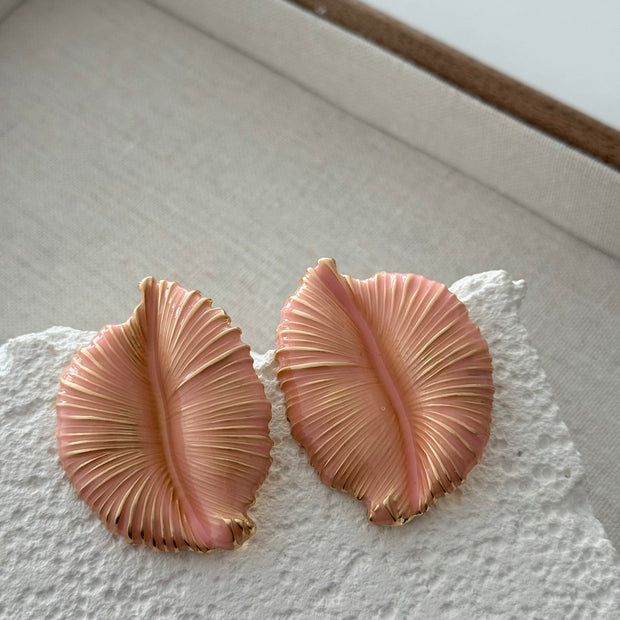 Somon Pembe Yaprak Motifli Vintage Küpe