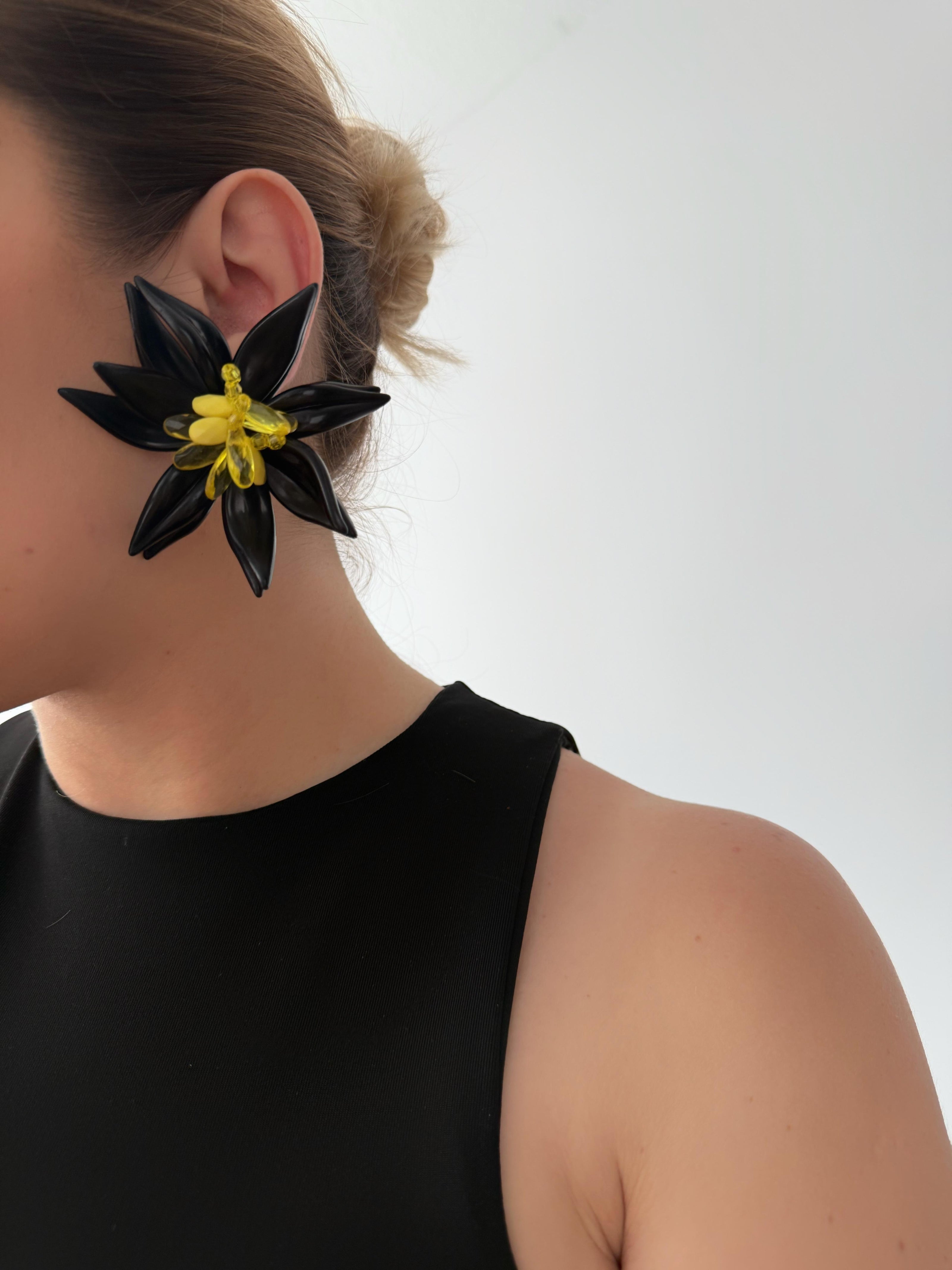Bottega Model Siyah Çiçekli Gösterişli Kadın Küpe