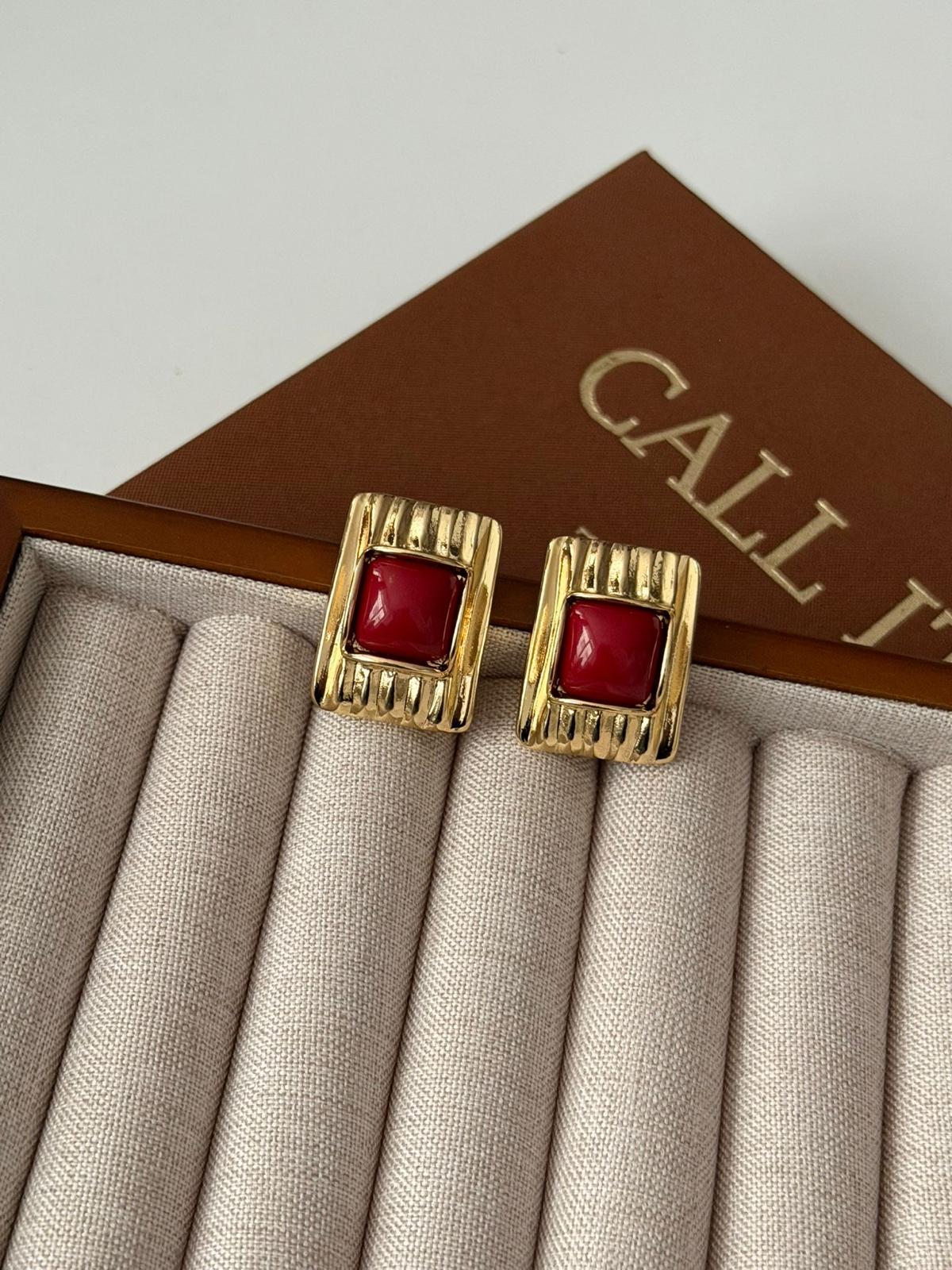 Kırmızı Kare Taşlı Çizgili Retro Gold Küpe