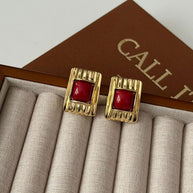 Kırmızı Kare Taşlı Çizgili Retro Gold Küpe