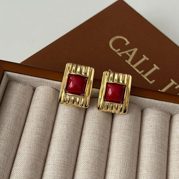 Kırmızı Kare Taşlı Çizgili Retro Gold Küpe
