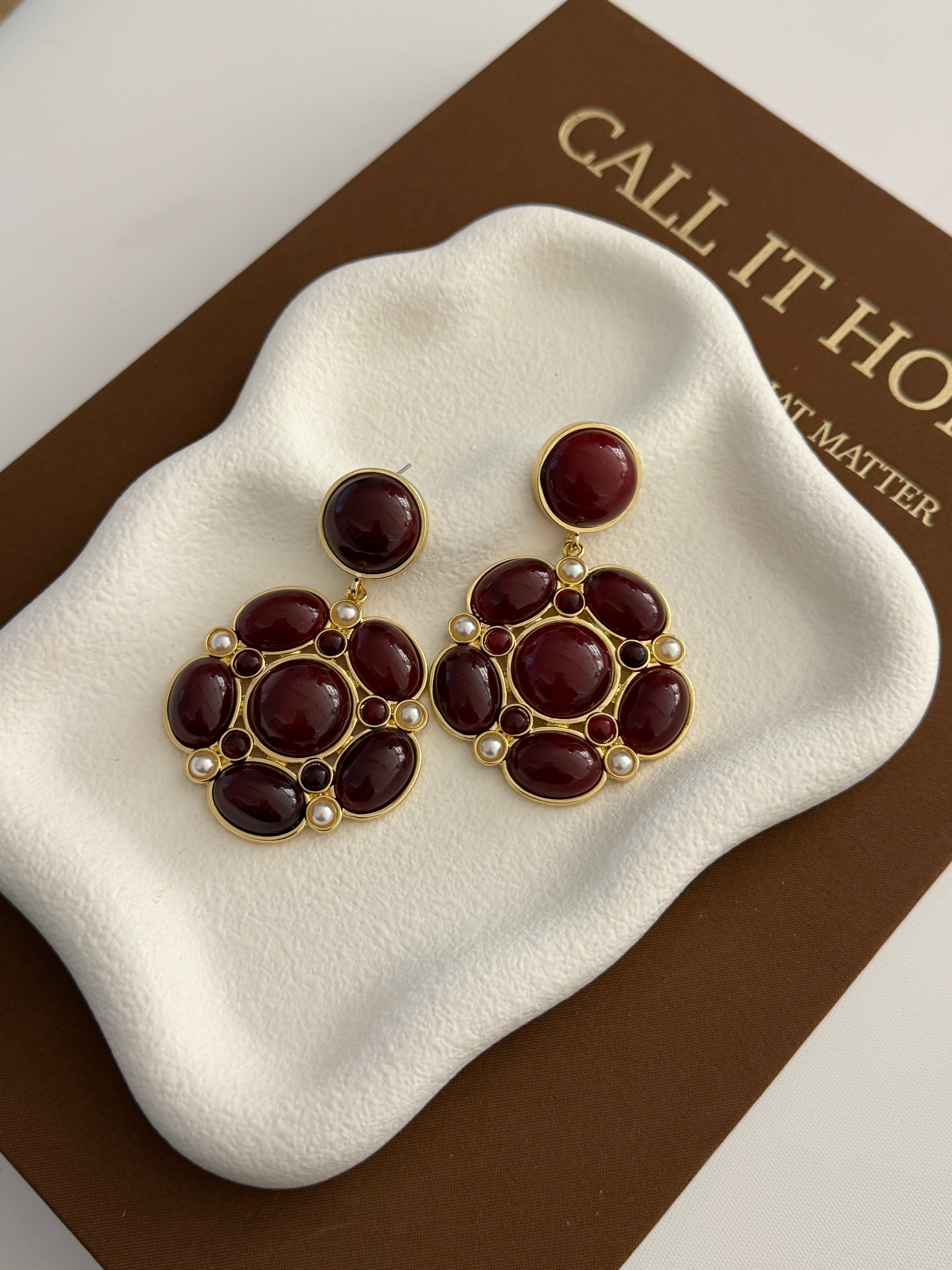 Bordo Taşlı İnci Detaylı Vintage Gold Küpe