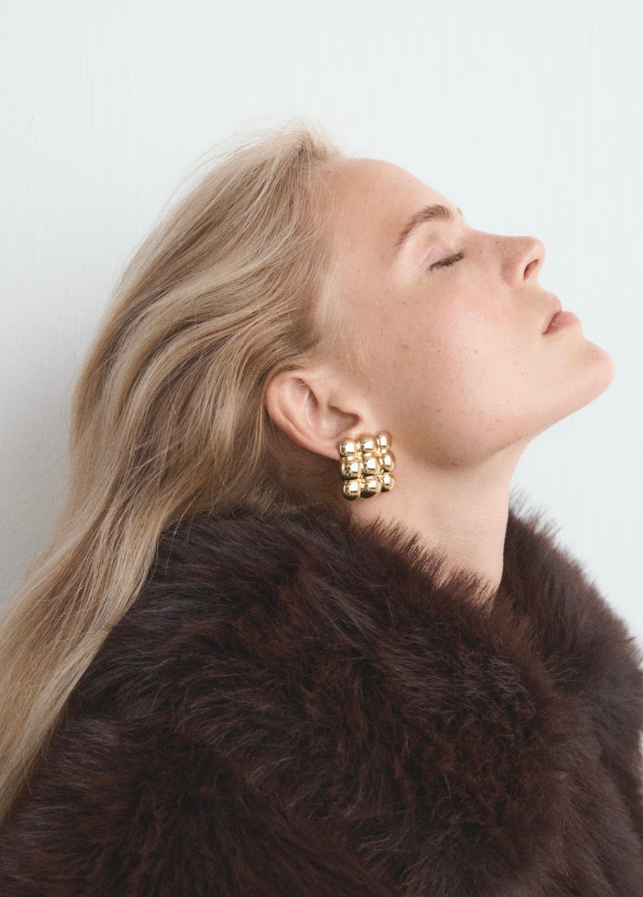 Mango Model Gold Renk Geometrik Kare Kabartmalı Küpe