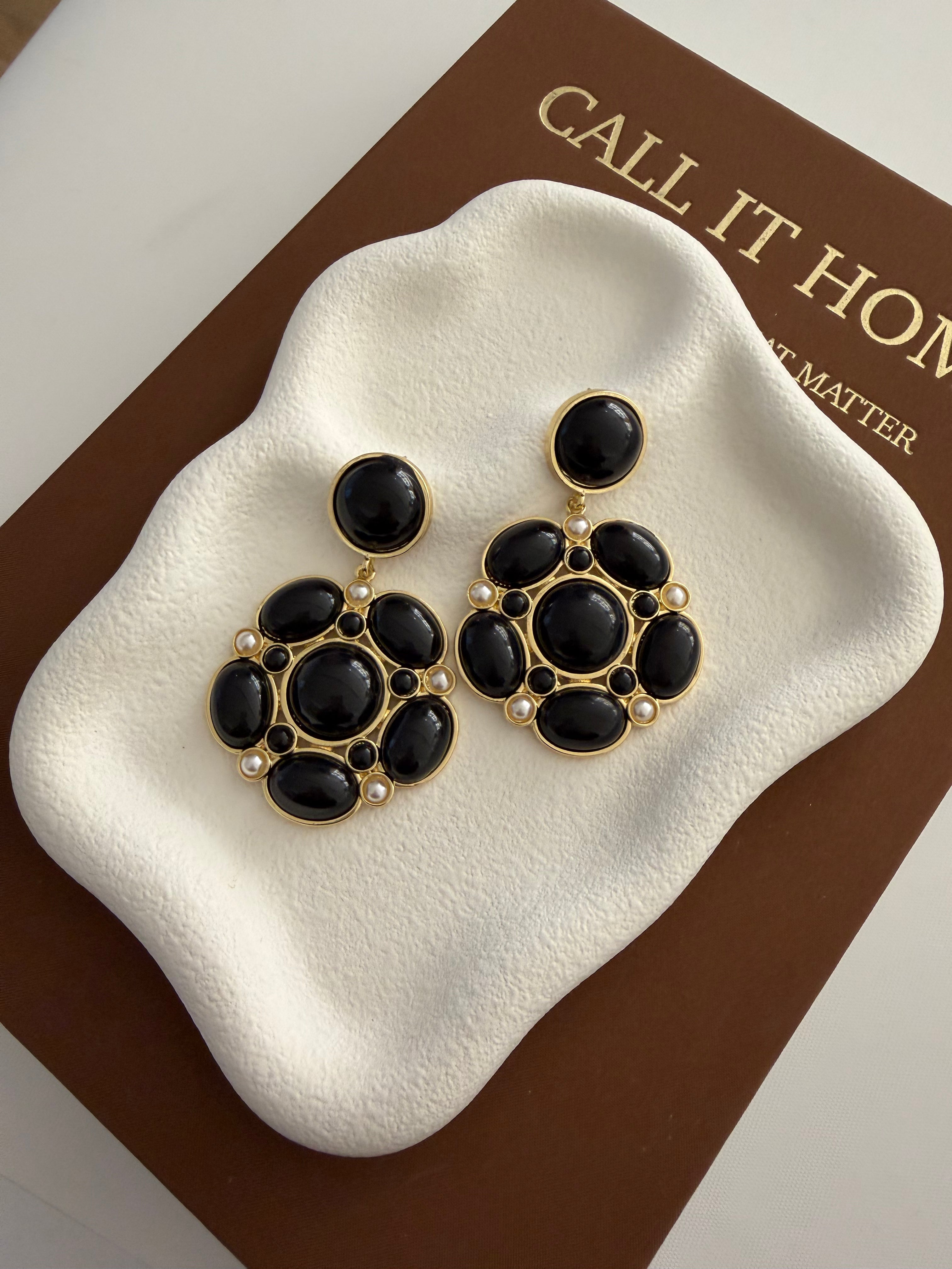 Siyah Taşlı İnci Detaylı Vintage Gold Küpe