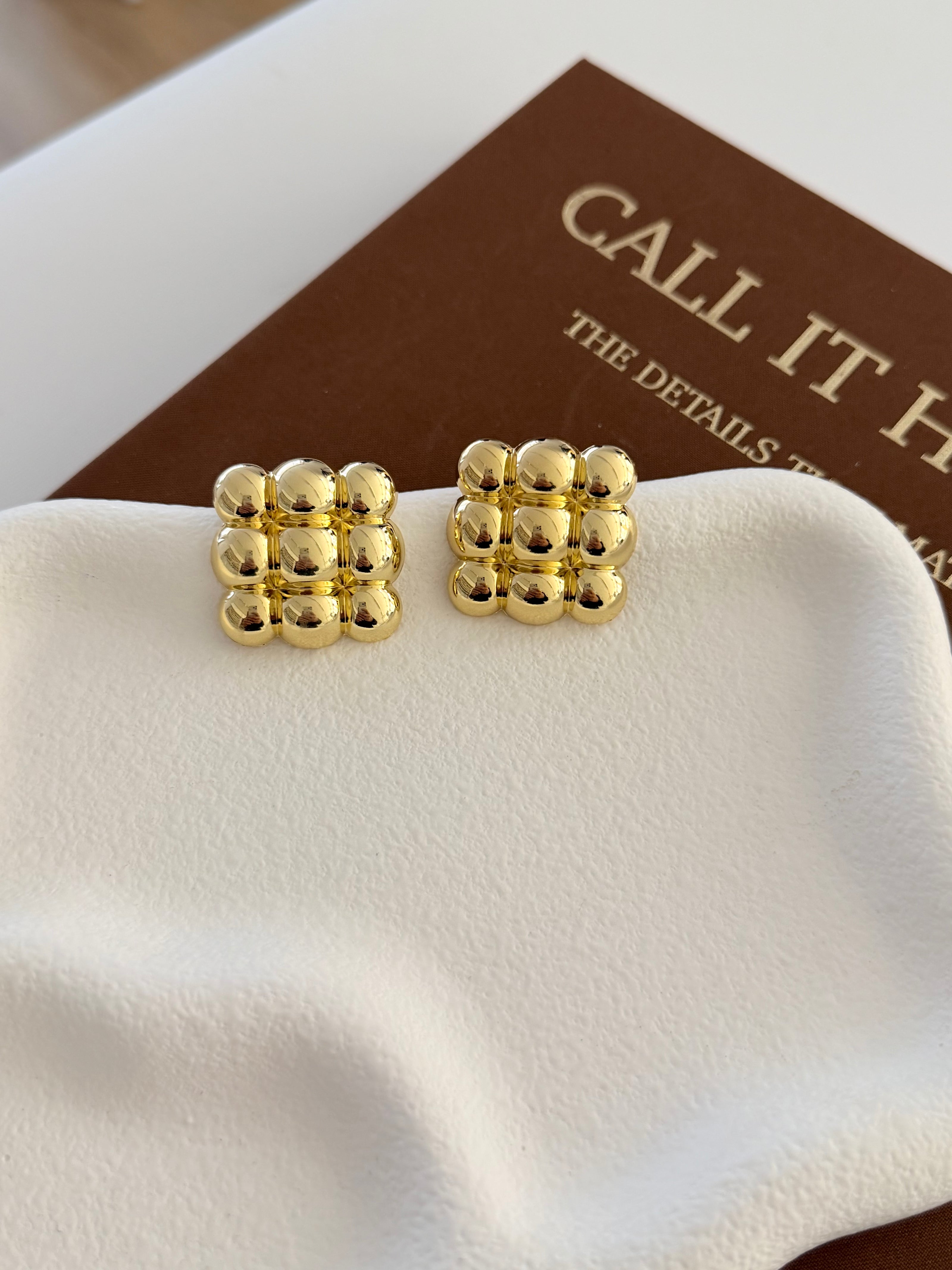 Mango Model Gold Renk Geometrik Kare Kabartmalı Küpe