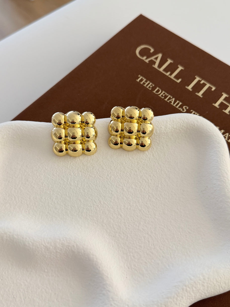 Mango Model Gold Renk Geometrik Kare Kabartmalı Küpe
