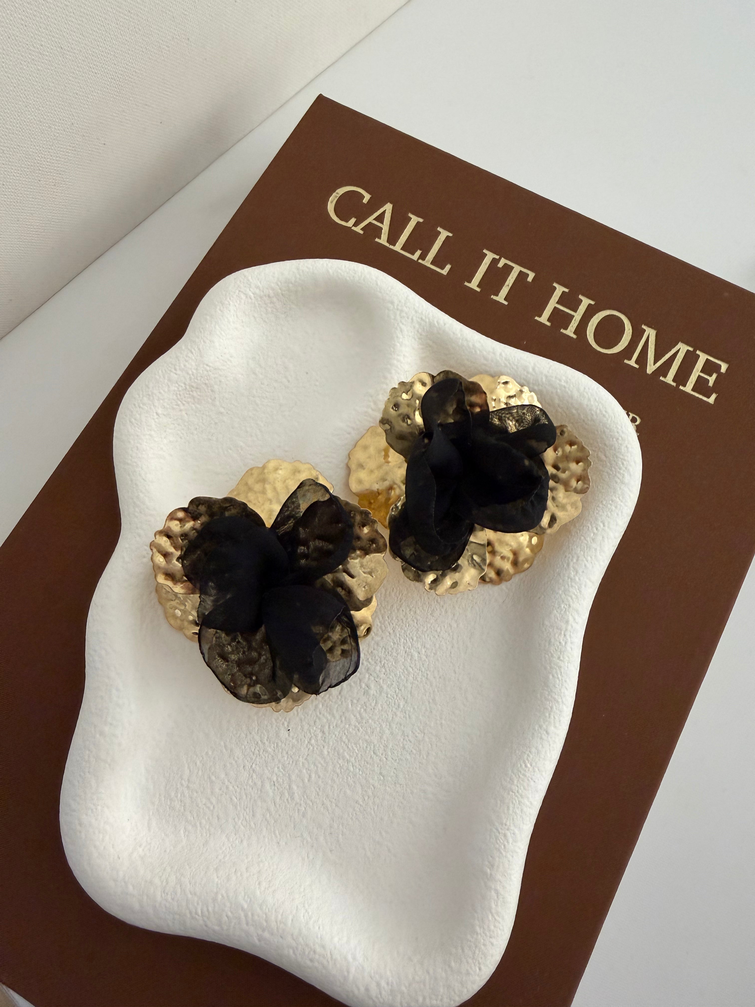 Mango Model Altın Renk Dövme Metal Siyah Kumaş Çiçekli Kadın Küpe