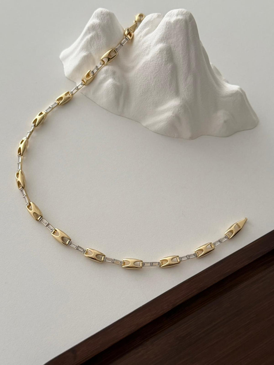 Baget Taş Detaylı Modern Geçmeli Zincir Kolye - Gold & Gümüş Renk