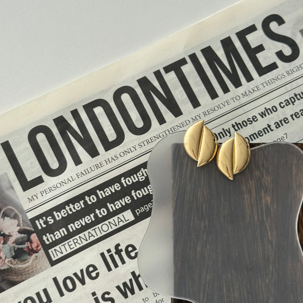 Minimalist Modern Yaprak Formlu Gold Küpe