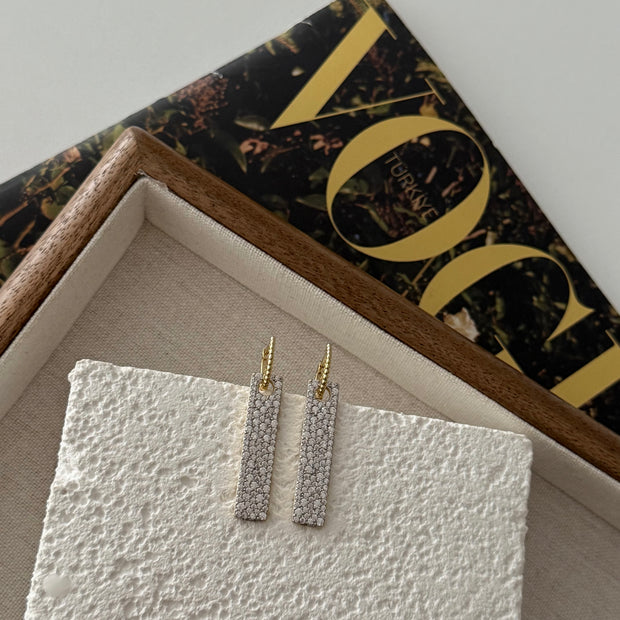 Reis Tasarım Işıltılı Taşlı Dikdörtgen Sallantılı Küpe