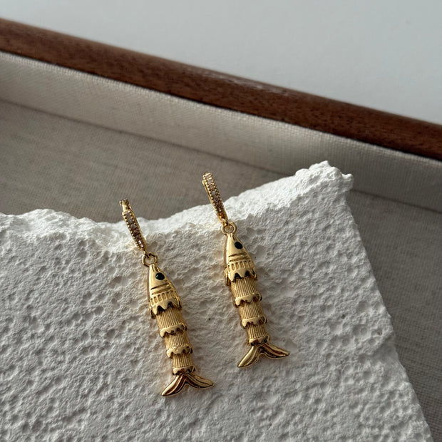 Şans Balığı Model Taşlı Sallantılı Gold Küpe