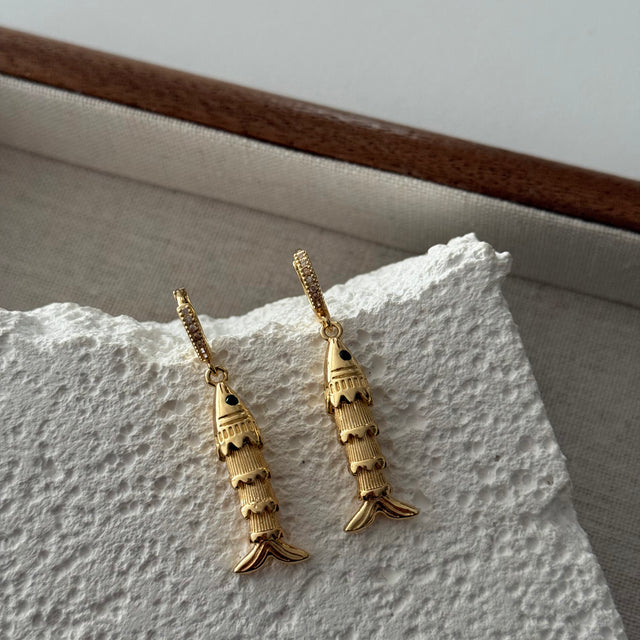 Şans Balığı Model Taşlı Sallantılı Gold Küpe