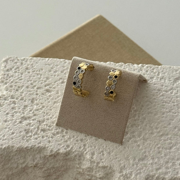 Serenay Küpe Geometrik Petek Desenli Zirkon Taşlı