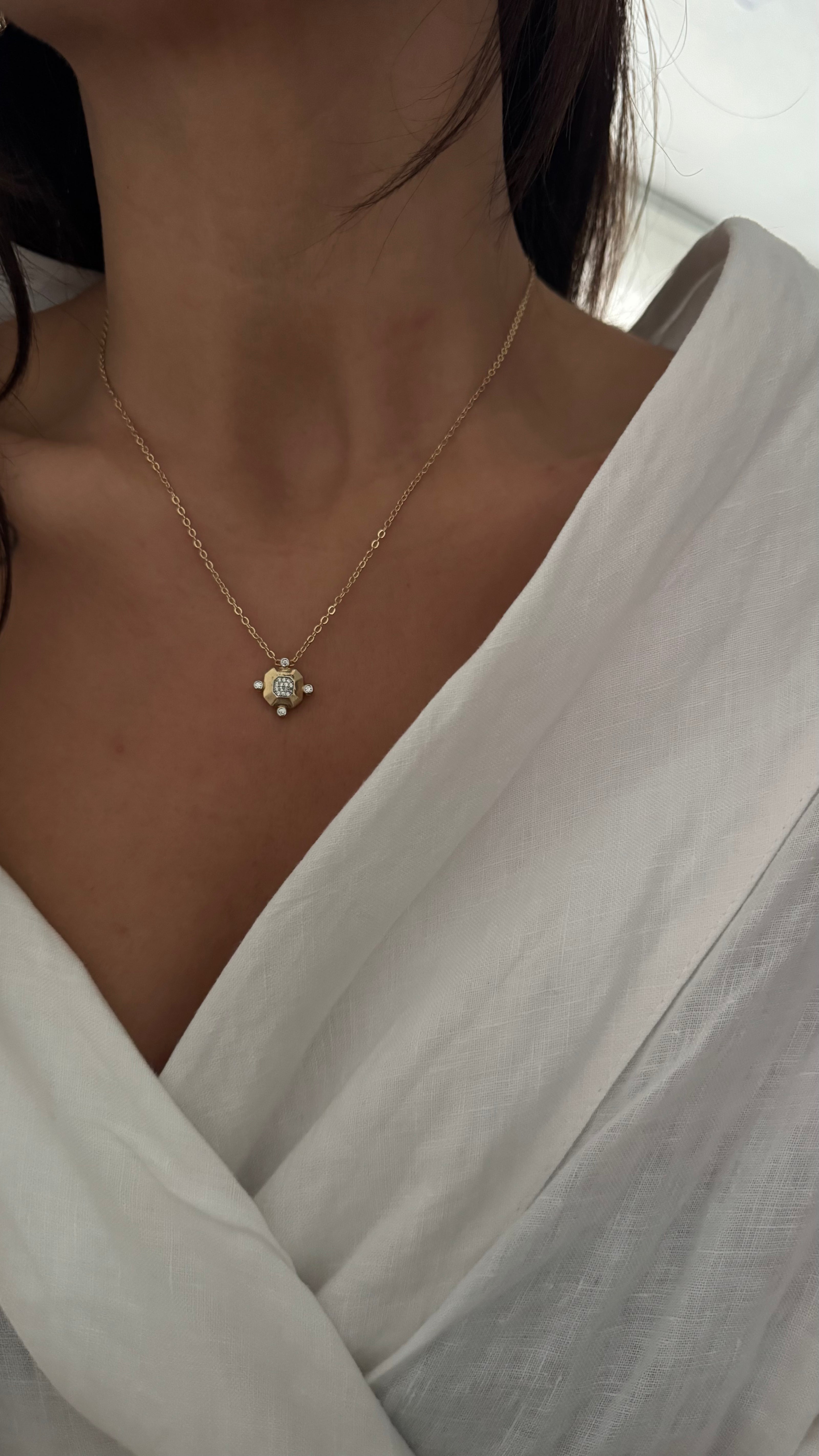 Minimalist Zirkon Taşlı Kare Formlu İnce Zincir Kolye
