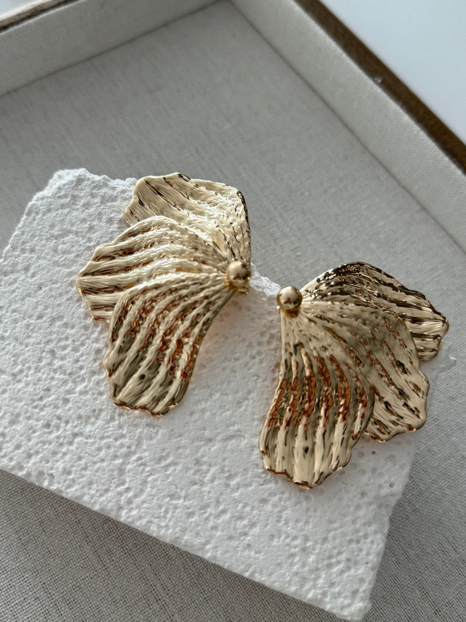 Zara Model Gold Renk Dokulu Vintage Yaprak Küpe